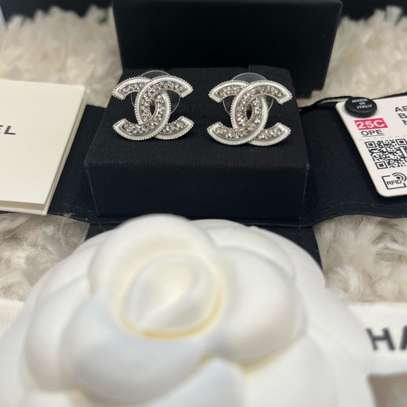 ❌SOLD❌ CHANEL 25C White Silver & Crystal CC Logo Stud Earrings NEW with/Receipt - Picture 3 of 14